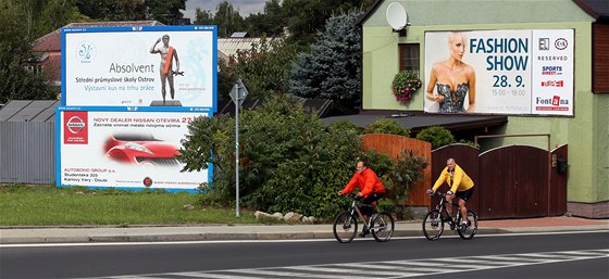 V karlovarské městské části Doubí je k vidění billboard se sochou muže...