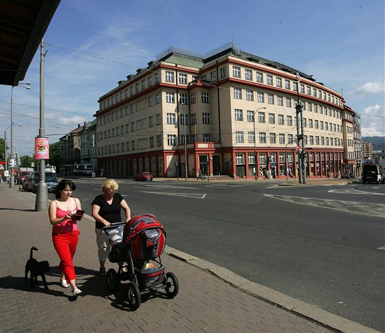 Oputná a pozvoln chátrající velká budova bývalého Skloexportu v Liberci u...