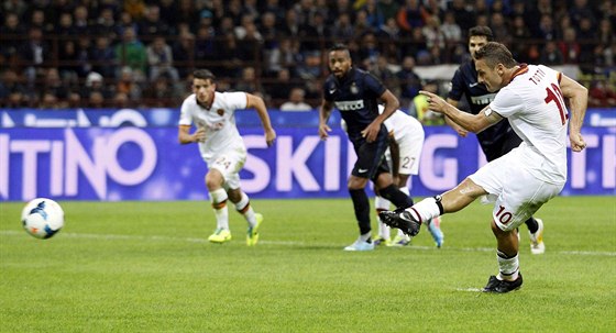 TOTTI PODRUHÉ. Francesco Totti z AS ím (vpravo) stílí svj druhý gól v zápase...
