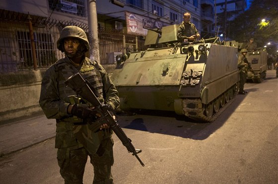 Vojáci v ulicích chudinské tvrti Lins. Brazilské bezpenostní sloky se snaí...