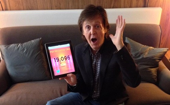 Paul McCartney odpovídal fanoukm na Twitteru.