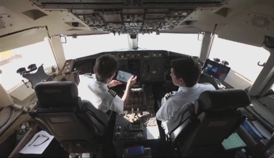 Delta Airlines nahradí v letadlech papírovou dokumentaci tablety Surface 2.