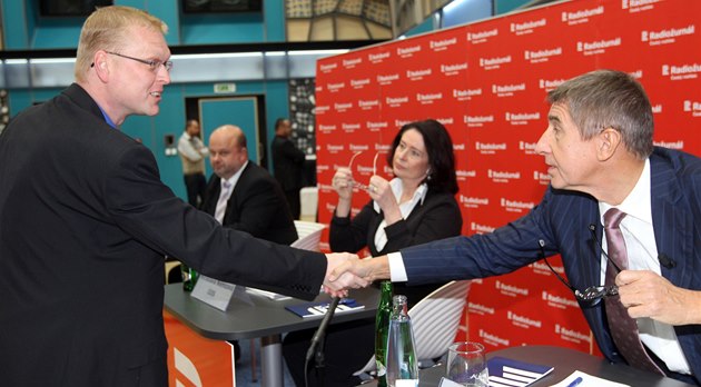 P�edseda KDU-�SL Pavel B�lobrádek se zdraví s Andrejem Babi�em p�ed za�átkem