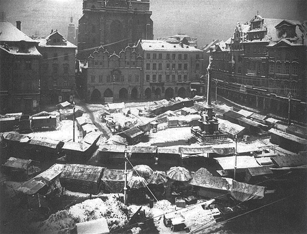 Staroměstské náměstí se stánky v době mikulášského trhu (1909)