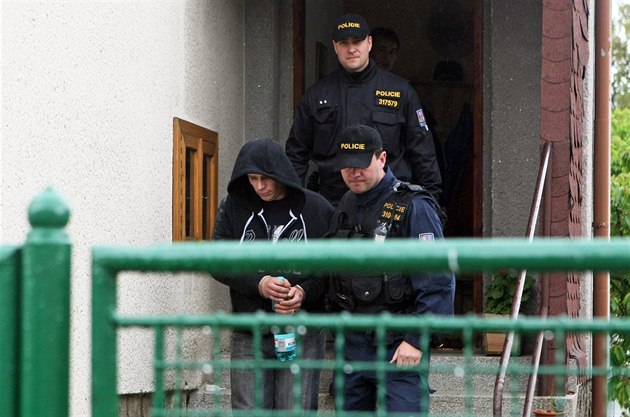 Policisté odvád�jí v roce 2008 mu�e z jeho jihlavského bydli�t� v Zrzavého...