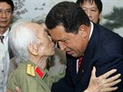 Vietnamský generál Giap s nkdejím venezuelským rpezidentem Hugo Chávezem na...