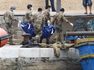 Italtí vojáci vynáí z lodi tla afrických benc, kteí utonuli u Lampedsuy...