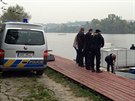 Policisté zasahují na míst, kde veslai nali ve Vltav ást lidské nohy
