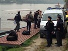 Policisté zasahují na míst, kde veslai nali ve Vltav ást lidské nohy