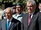Milo Zeman po boku svho izraelskho protjku imona Perese pichz do...