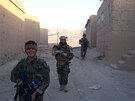 Afghántí a etí vojáci pi patrole ve Vardaku