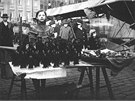 Prodavaka ert na mikuláském trhu na Staromstském námstí (1912)