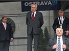 Milo Zeman na setkání s obany na Prokeov námstí v Ostrav. Vpravo primátor