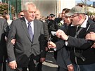Prezident Milo Zeman pichází na mítink s obany na Masarykov námstí v...