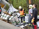Nehoda náklaáku peváející sudy s pivem na Karlovarsku.
