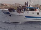 Píjezd troseníku z potopené lodi u Lampedusy
