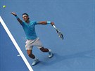 SERVIS. Rafael Nadal podává v semifinále turnaje v Pekingu proti Tomái...