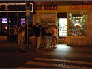Party opilých lidí v noních ulicích