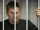 Britský aktivista Anthony Perret si u soudu v ruském Murmansku v nedli 29....