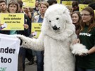 Na protest proti zadrení 30 aktivist Greenpeace v mezinárodních vodách...