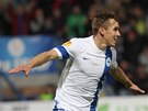 LETADLO. Liberecký fotbalista Josef ural slaví první branku v síti Estorilu. 