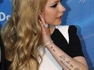 Zpvaka Avril Lavigne ukázala svá tetování na vyhláení cen Huading, co je...