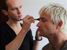 Jan Tögl upravuje make-up zpváka Krytofa Michala z kapely Portless pi focení...