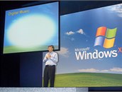 Zakladatel Microsoftu Bill Gates představuje Windows XP.