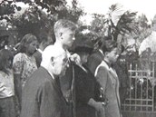 Synové generála Josefa Maína pihlíejí v Loanech v roce 1947 slavnosti, pi...