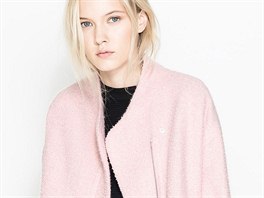 Minimalistický světle růžový kabátek v kombinaci s áčkovou sukní upomíná na...