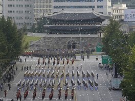 Jihokorejtí písluníci armády pochodují ped hlavní branou Královského paláce...