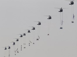 Jihokorejtí písluníci speciálních vojenských sil visí z helikoptér. Vojenská...