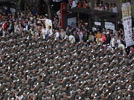 Branci jihokorejské armády na vojenské pehlídce k 65. výroí Dne ozbrojených...