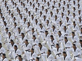 Písluníci speciálních ozbrojenyh jednotek Jiní Koreje pedvádí taekwondo....