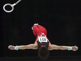 LET MEZI KRUHY. Japonec Ryohei Kató absolvuje kvalifikaci na gymnastický...
