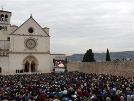 Nádvoí ped bazilikou svatého Frantika z Assisi zaplnily tisíce vících, jen...