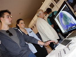 HEP 2013 Návštěvníci si mohli vyzkoušet pohyby rukou ovládat Google Earth a...