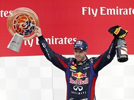 VÍTZNÉ GESTO. Sebastian Vettel po triumfu ve Velké cen Koreje.  