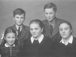 Rodina Mašínových za války v roce 1944. V popředí zleva Zdena Mašínová, babička...