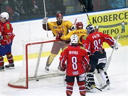 Jihlavský Filip Seman (ve žlutém čelem) se raduje po gólu do sítě Třebíče.