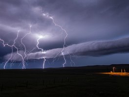 Moorcroft, Wyoming. Blesky kiují oblohu bhem obrovské boue, zakonené...