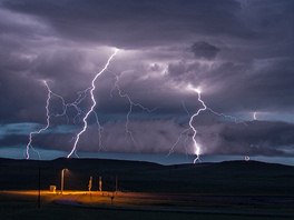 Moorcroft, Wyoming. Blesky kiují oblohu bhem obrovské boue, zakonené...