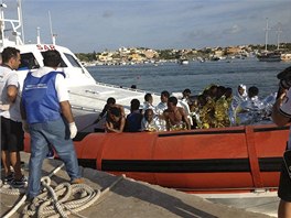 Poben hldka piv zachrnn uprchlky na Lampedusu. (3. jna 2013)