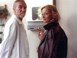 Miroslav Macháek a Jana Brejchová ve filmu Skalpel, prosím (1985)