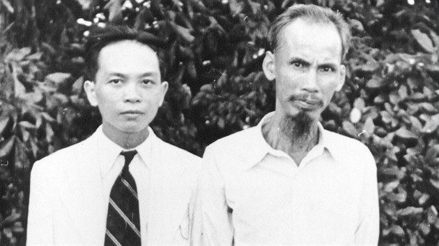 Vietnamský vůdce Ho Či Min (vpravo) a generál Giap na snímku z roku 1950.