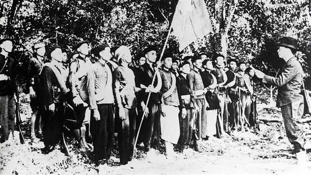 Vo Nguyen Giap se svmi jednotkami na snmku z roku 1944.