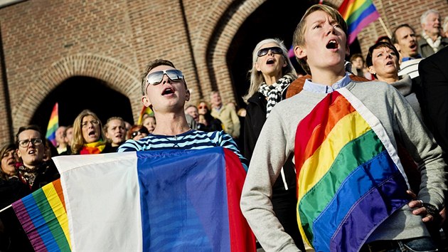 Ve Stockholmu pi pleitosti startu olympijsk tafety ped zimnmi hrami v Soi protestovaly stovky vd proti tlaku homosexul v Rusku (7. jna 2013)