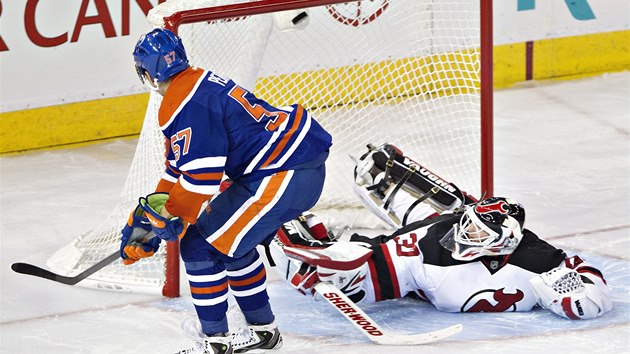 David Perron z Edmontonu prv pelstil branke Martina Brodeura z New Jeersey Devils.