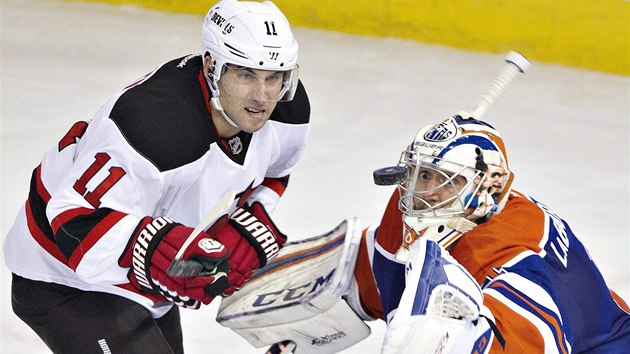 TOUHA PO PUKU. Stephen Gionta (vlevo) z New Jersey a brank Edmontonu Jason LaBarbera.