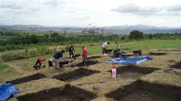 Odkryté hroby na předpolí lomu Bílina u Mariánských Radčic na Mostecku